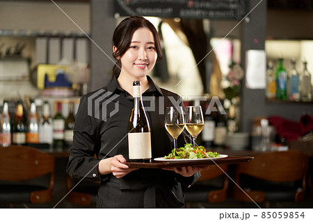 レストランで働くアジア人の女性	 レストランで働くアジア人の女性	 85059854