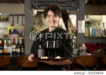 レストランで働くアジア人の男性 レストランで働くアジア人の男性 85059856