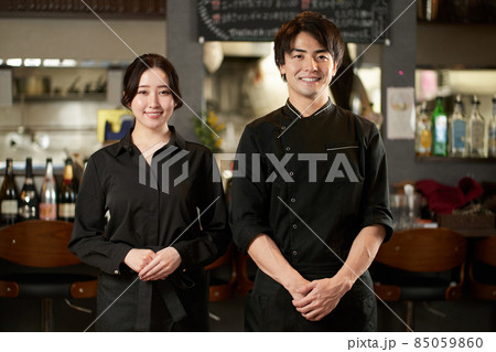 レストランで働くアジア人の男女 85059860