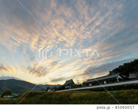 明日香村橘寺と朝焼けの風景 明日香村橘寺と朝焼けの風景 85060057