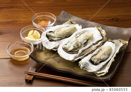 殻に盛りつけた焼き牡蠣 85060555