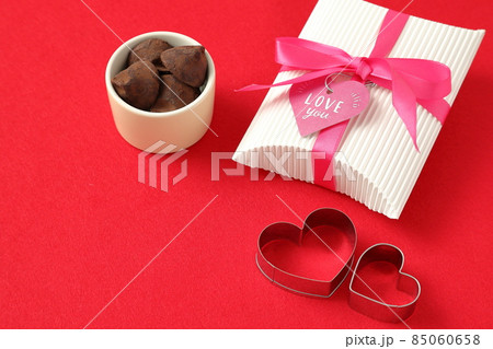 バレンタイン・ホワイトデーのイメージ｜チョコレートとハート型とプレゼント 85060658