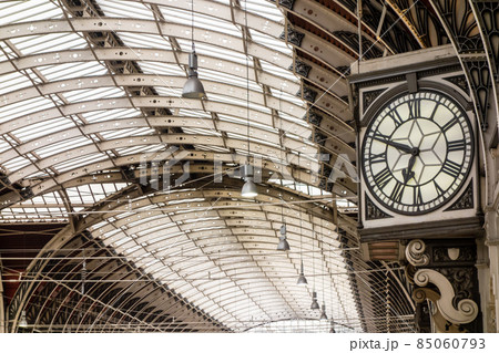 ロンドンのパディントン駅構内にある大きな歴史的な時計 ロンドンのパディントン駅構内にある大きな歴史的な時計 85060793