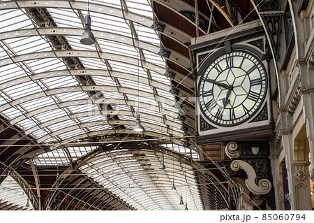 ロンドンのパディントン駅構内にある大きな歴史的な時計 ロンドンのパディントン駅構内にある大きな歴史的な時計 85060794