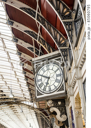 ロンドンのパディントン駅構内にある大きな歴史的な時計の写真素材