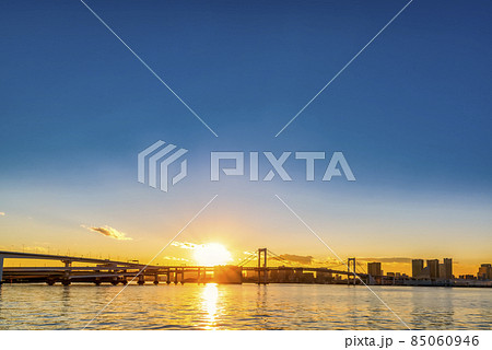 東京の都市風景　夕日とレインボーブリッジ 85060946