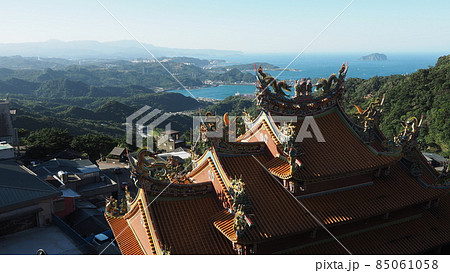 九份老街のバス停から眼下の景色 85061058