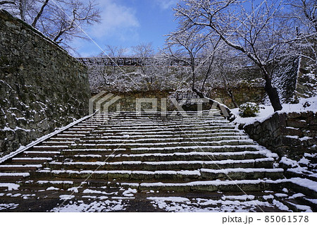 岡山県津山市にあるさくら名所100選のひとつ「鶴山公園(津山城趾)」:雪景色(表中門跡) 岡山県津山市にあるさくら名所100選のひとつ「鶴山公園(津山城趾)」:雪景色(表中門跡) 85061578