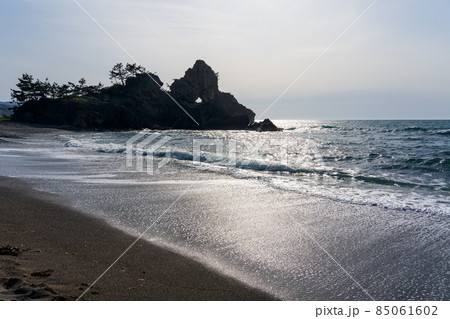 まばゆく輝く初夏の能登半島曽々木海岸・窓岩 85061602