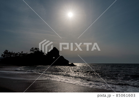 まばゆく輝く初夏の能登半島曽々木海岸・窓岩 まばゆく輝く初夏の能登半島曽々木海岸・窓岩 85061603
