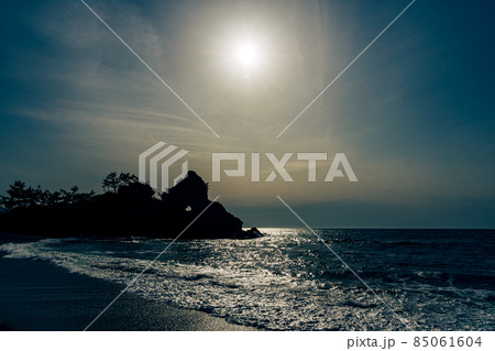 まばゆく輝く初夏の能登半島曽々木海岸・窓岩 まばゆく輝く初夏の能登半島曽々木海岸・窓岩 85061604