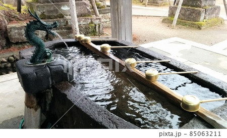 寺の手水舎 85063211