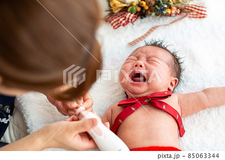 育児　爪切り　1ヵ月の赤ちゃん 85063344