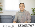 カメラ目線で笑顔の60代男性 ポートレート 85063797