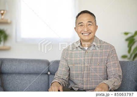 カメラ目線で笑顔の60代男性 ポートレート カメラ目線で笑顔の60代男性 ポートレート 85063797