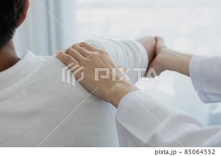 Female physiotherapists provide physical assistance to male patients with shoulder injuries massage their shoulders for muscle recovery in the rehabilitation center. Physiotherapy concepts Female physiotherapists provide physical assistance to male patients with shoulder injuries massage their shoulders for muscle recovery in the rehabilitation center. Physiotherapy concepts 85064552