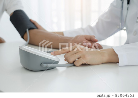 Female doctors measured blood pressure, the patient examined the heartbeat and talked about health care closely. Medical and health care concepts Female doctors measured blood pressure, the patient examined the heartbeat and talked about health care closely. Medical and health care concepts 85064553