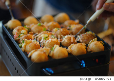 たこやきを焼く女性 85065153