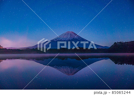 精進湖で見た、ふたご座流星群  流星と富士山 85065244