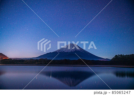 精進湖で見た、ふたご座流星群  流星と富士山 85065247