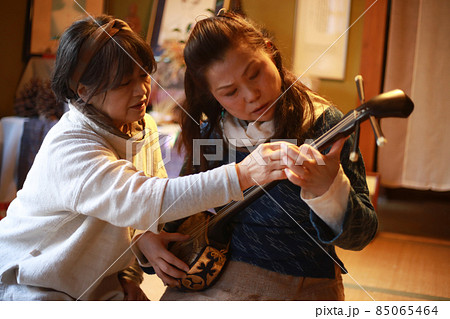 三線を習う女性 85065464