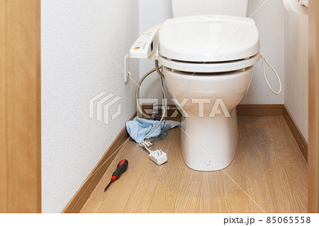 壊れたトイレの修理 85065558