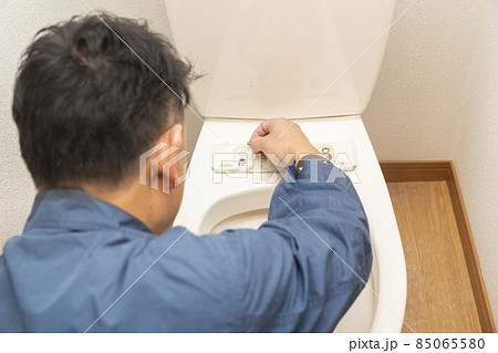 壊れた温水洗浄便座を交換する工事業者 85065580
