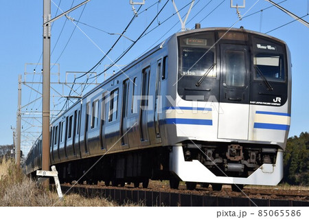 成田空港へ向けて快走する総武本線のE217系 85065586