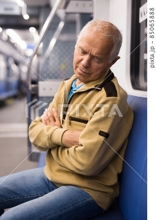 A man in casual clothes 85065888