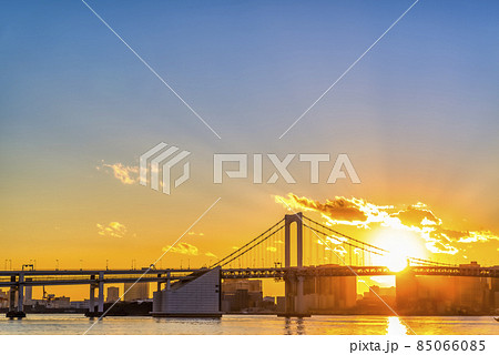 東京の都市風景 夕日とレインボーブリッジ 東京の都市風景 夕日とレインボーブリッジ 85066085
