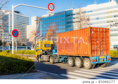走行中の特殊車両 85066277