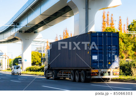 走行中の特殊車両 85066303