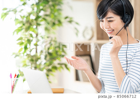 テレワークをする若い女性 テレワークをする若い女性 85066712