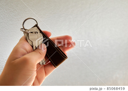鍵を持つ女性の左手 85068459