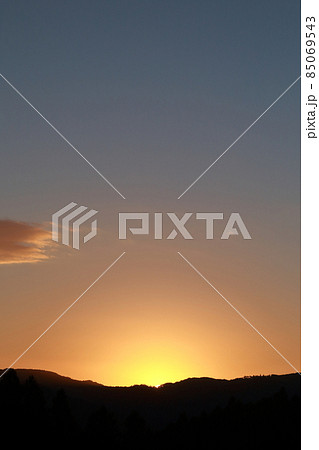 東雲の空　朝焼け 85069543