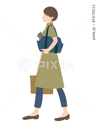 犬をキャリーバッグに入れて運ぶ女性 動物病院 災害避難 ペット旅行のイメージに のイラスト素材 犬をキャリーバッグに入れて運ぶ女性 動物病院 災害避難 ペット旅行のイメージに のイラスト素材