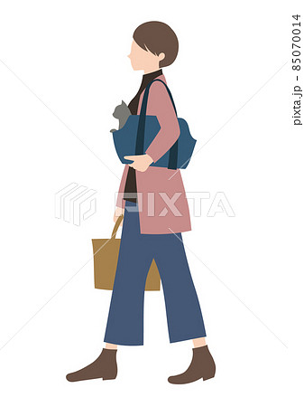 犬をキャリーバッグに入れて運ぶ女性（動物病院・災害避難・ペット旅行のイメージに） 85070014