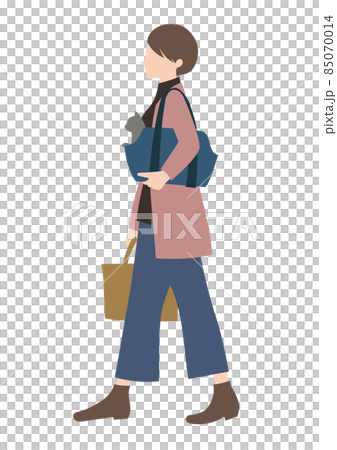 犬をキャリーバッグに入れて運ぶ女性（動物病院・災害避難・ペット旅行のイメージに） 85070014