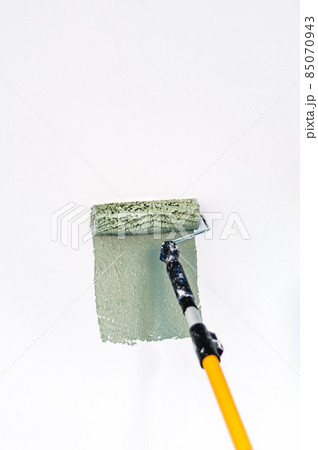 Paiting the wall with green paint Paiting the wall with green paint 85070943