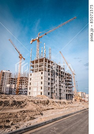 Industrial cranes and highrise building Industrial cranes and highrise building 85071575