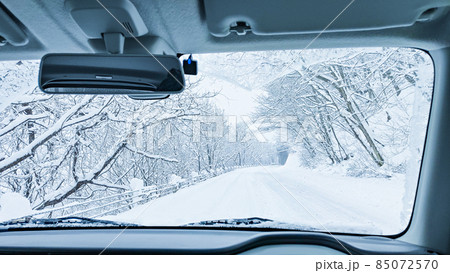 雪道の運転 85072570