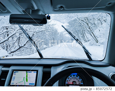 雪道の運転 85072572