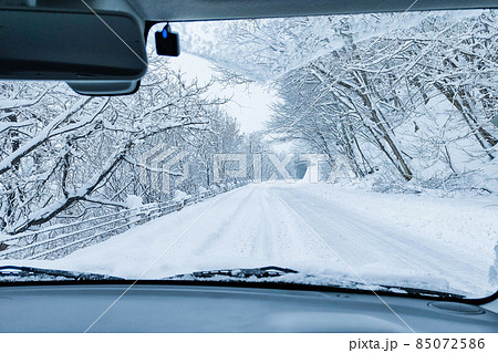 雪道の運転 85072586