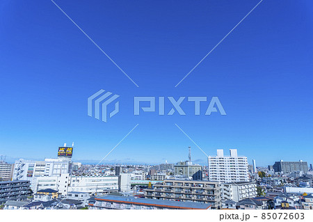 高層ビルから青空と街並みを眺める風景 85072603