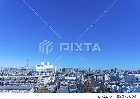 高層ビルから青空と街並みを眺める風景 85072604