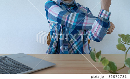 仕事中に肩のストレッチをする女性 イメージ 仕事中に肩のストレッチをする女性 イメージ 85072781