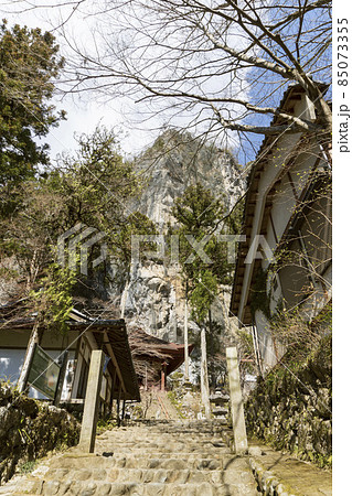 切り立つ岩山の前に石龍山橋立堂／埼玉県秩父市【ジオパーク秩父】 85073355