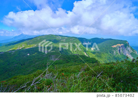 夏の北八ヶ岳 東天狗岳と中山峠との稜線上(標高2430m)から北側の中山方面を見る 85073402