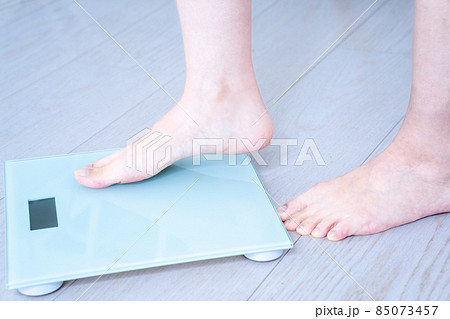 体重を計る女性の足元【パーツカット】 85073457
