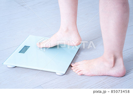 体重を計る女性の足元【パーツカット】 体重を計る女性の足元【パーツカット】 85073458